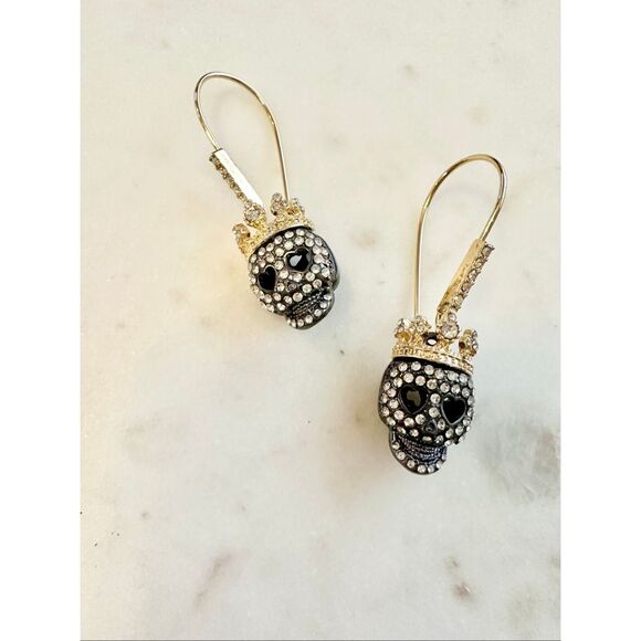 Gorgeous Halloween gold & gun metal color skull dangle earrings with crown - Picture 4 of 9